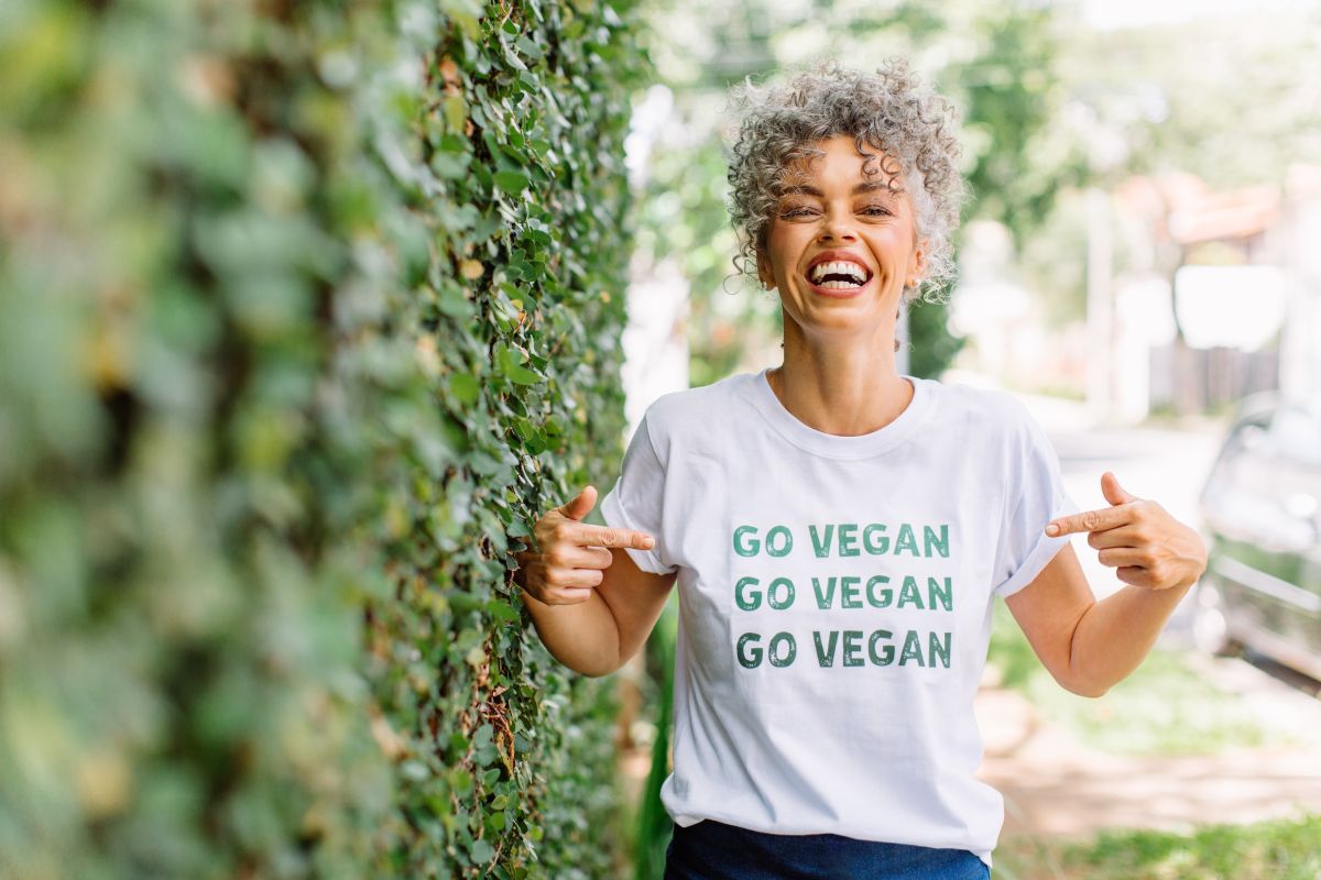 Frau mit Go Vegan T Shirt